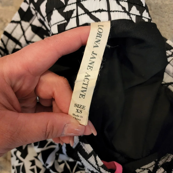 Lorna Jane running shorts. Pink side zippers. Built in shorts. Size XS. - Picture 4 of 11